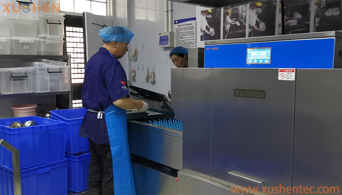 學(xué)校食堂商用洗碗機(jī)-長(zhǎng)龍式洗碗機(jī)XS-C440PH 使用現(xiàn)場(chǎng)