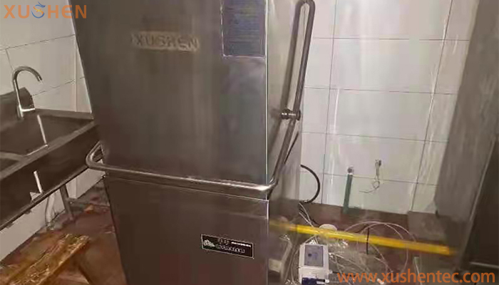 鄭州早餐店商用洗碗機(jī)-揭蓋式洗碗機(jī)XS-J1 安裝調(diào)試中